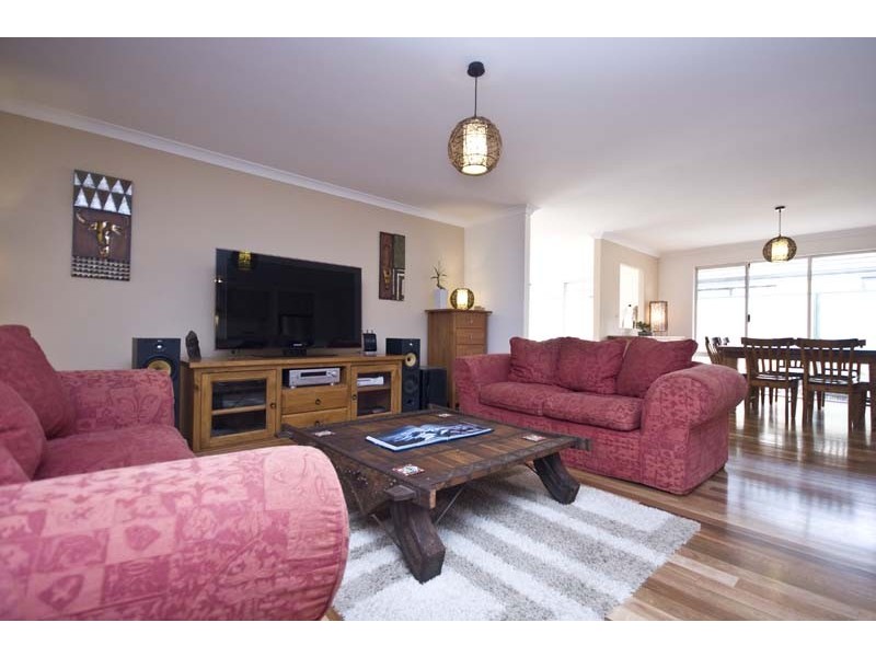 19 Flametree Bend, Hammond Park WA 6164