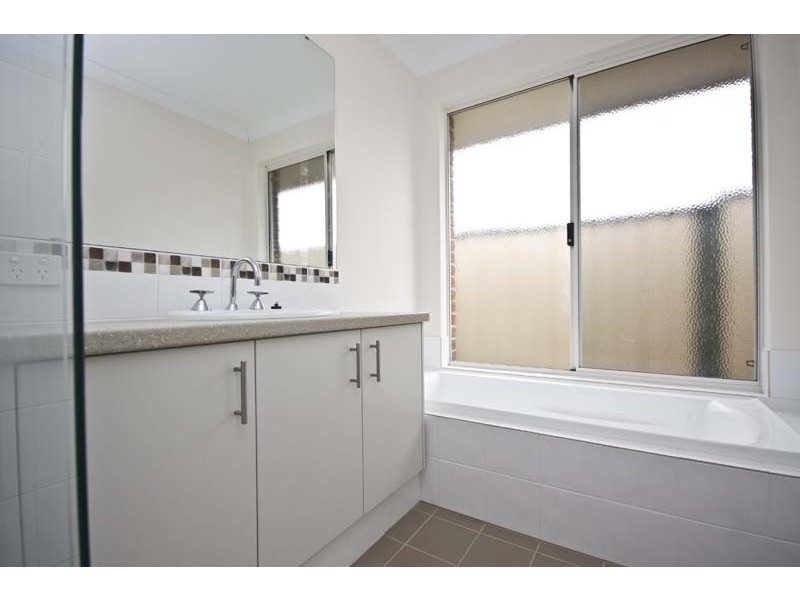 19 Flametree Bend, Hammond Park WA 6164