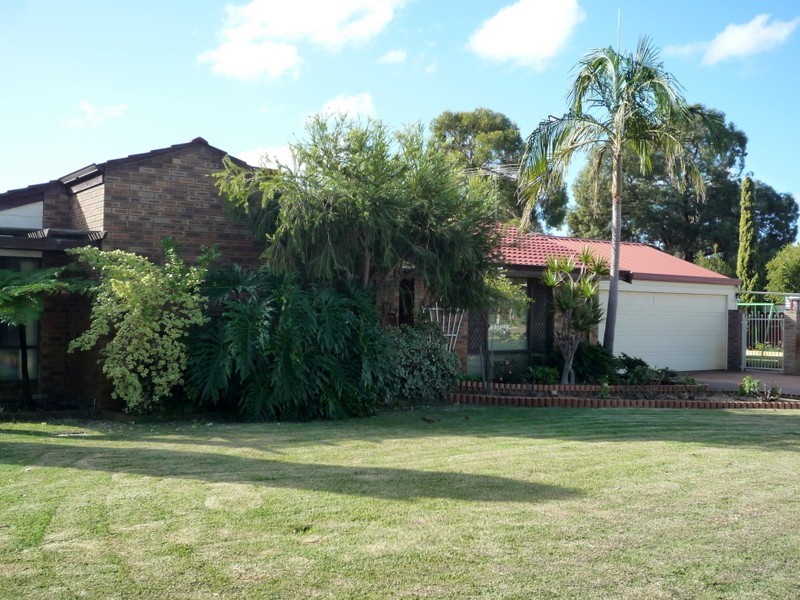 2 Lachlan Way, Bibra Lake WA 6163