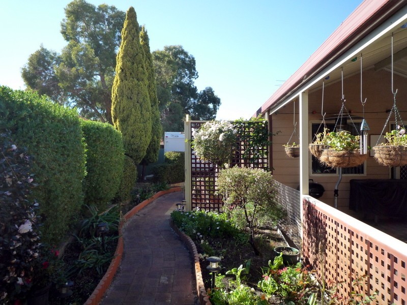 2 Lachlan Way, Bibra Lake WA 6163
