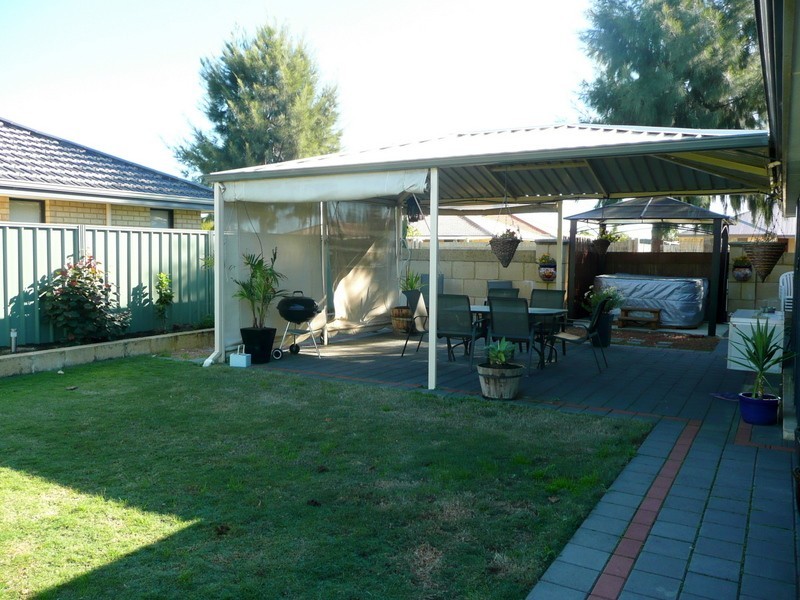 2 Bendee Drive, Atwell WA 6164