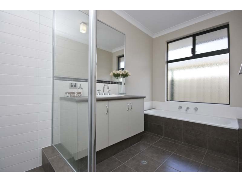 25 Moonah Way, Hammond Park WA 6164