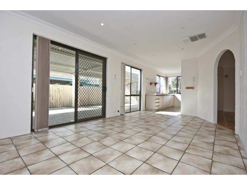 8 Broadwater Gardens, South Lake WA 6164