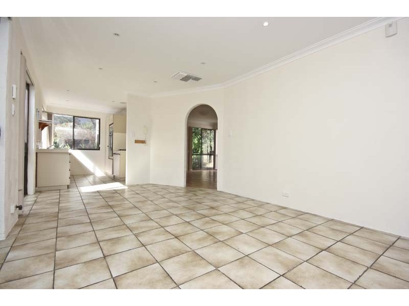 8 Broadwater Gardens, South Lake WA 6164