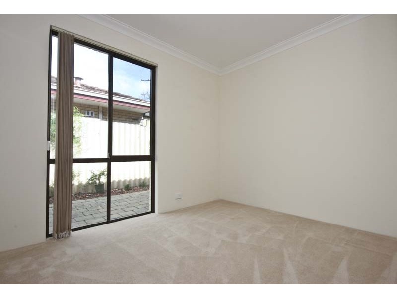 8 Broadwater Gardens, South Lake WA 6164