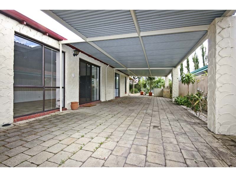 8 Broadwater Gardens, South Lake WA 6164