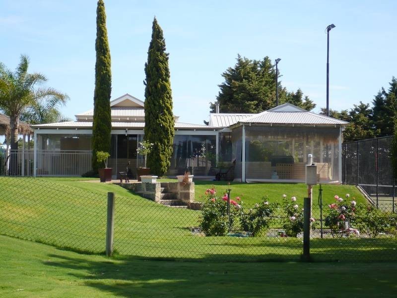 110 Foxton Drive, Oakford WA 6121