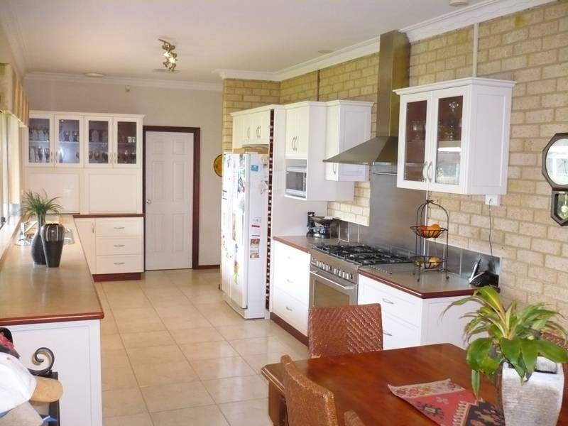 110 Foxton Drive, Oakford WA 6121