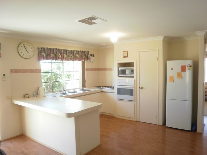 10 Jenniphur Court, Atwell WA 6164