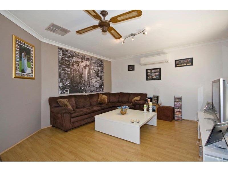 17 Tinaroo Court, South Lake WA 6164