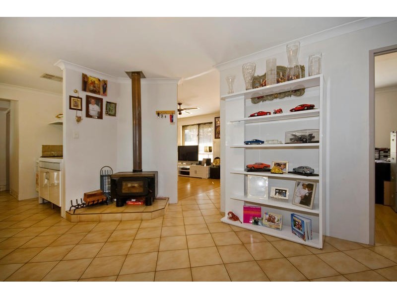 17 Tinaroo Court, South Lake WA 6164