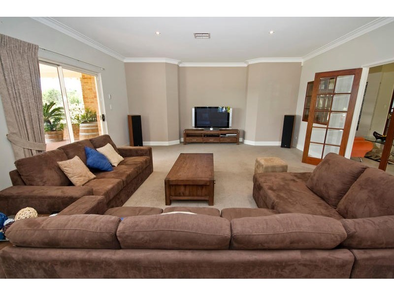 124 Foxton Drive, Oakford WA 6121