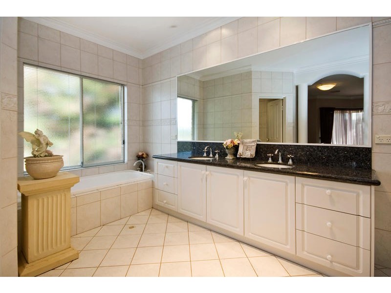 124 Foxton Drive, Oakford WA 6121