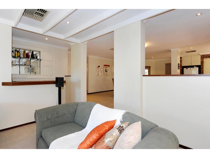 18 Earnshaw Loop, Leeming WA 6149