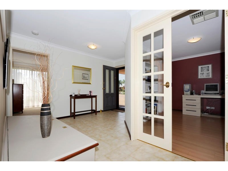 18 Earnshaw Loop, Leeming WA 6149