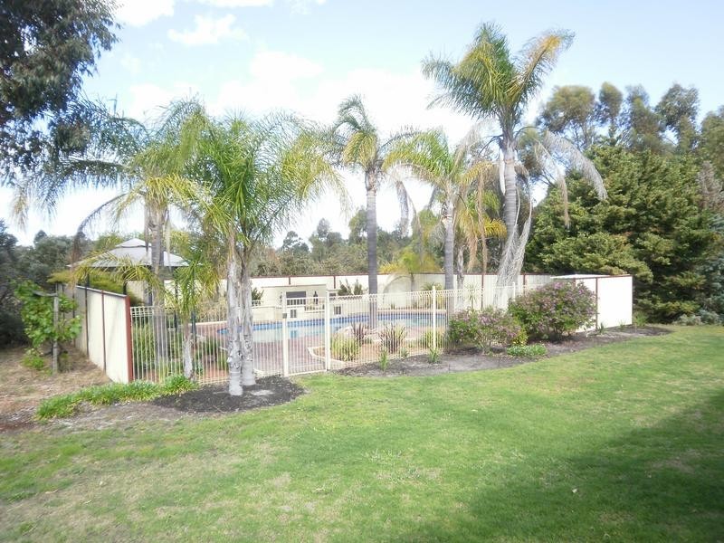 218 Foxton Drive, Oakford WA 6121