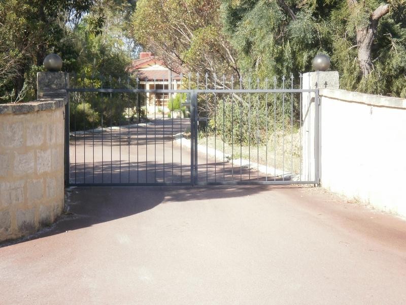 218 Foxton Drive, Oakford WA 6121
