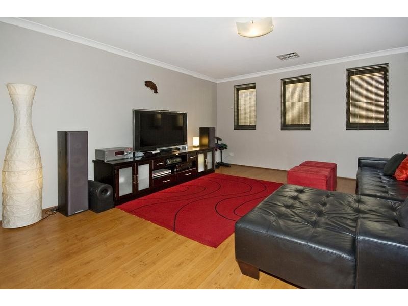 9 Plumwood Avenue, Hammond Park WA 6164