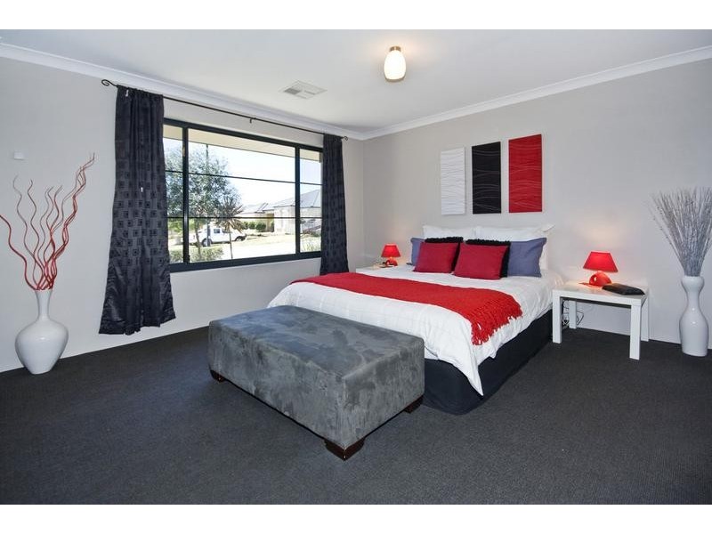 9 Plumwood Avenue, Hammond Park WA 6164