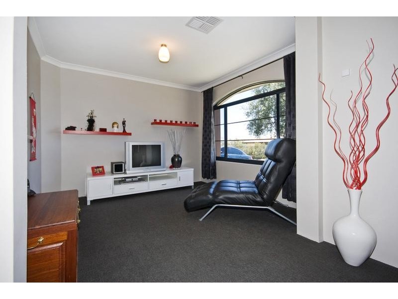 9 Plumwood Avenue, Hammond Park WA 6164