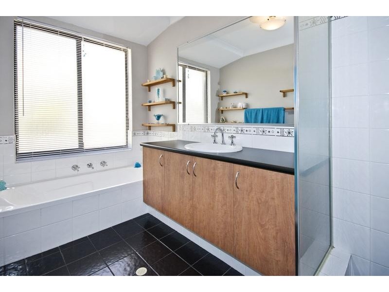 9 Plumwood Avenue, Hammond Park WA 6164