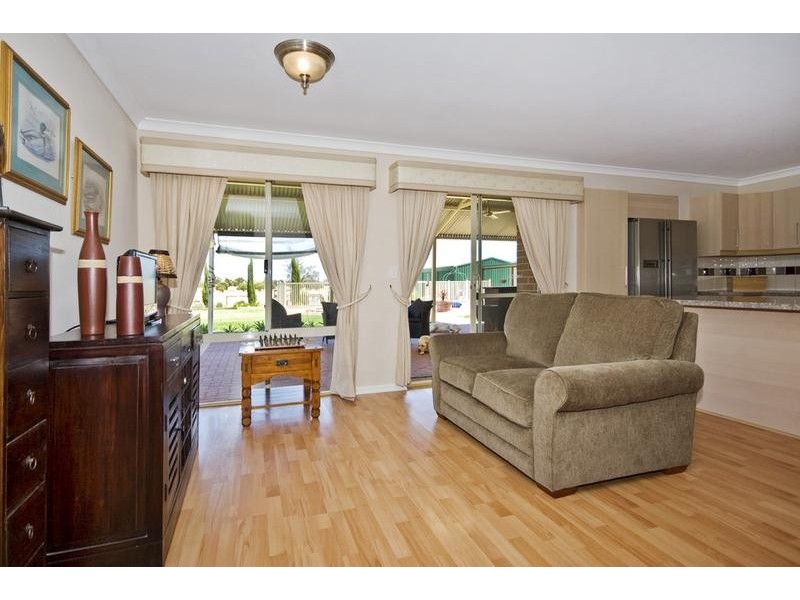 132 Bullock Drive, Oakford WA 6121