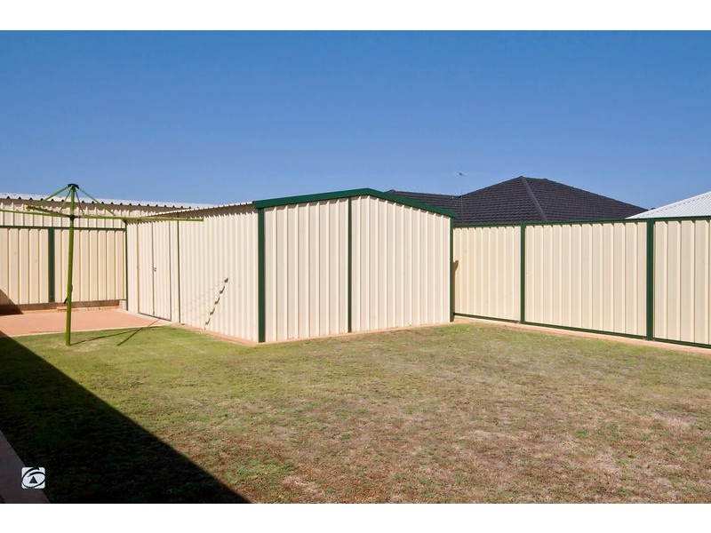 11 Flametree Bend, Hammond Park WA 6164