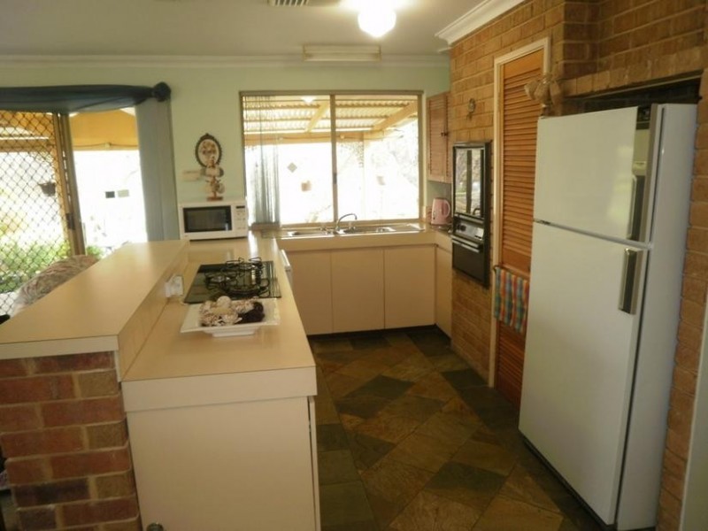 11 Sherwin Place, Wandi WA 6167