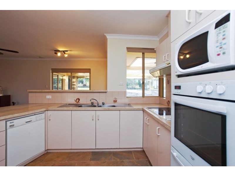 498 Rowley Road, Oakford WA 6121