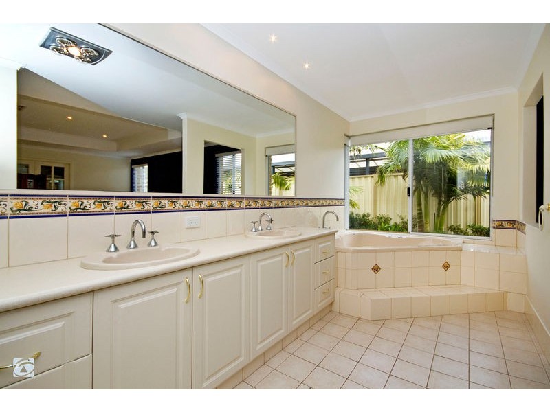 285 Tapper Road, Atwell WA 6164