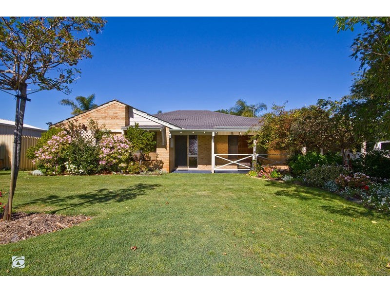 2 Lakeview Place, Bibra Lake WA 6163