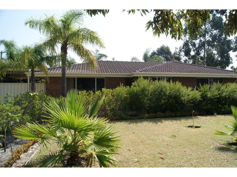 8 Barrine Gardens, South Lake WA 6164