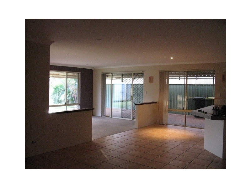 16 Lakehurst Way, Atwell WA 6164