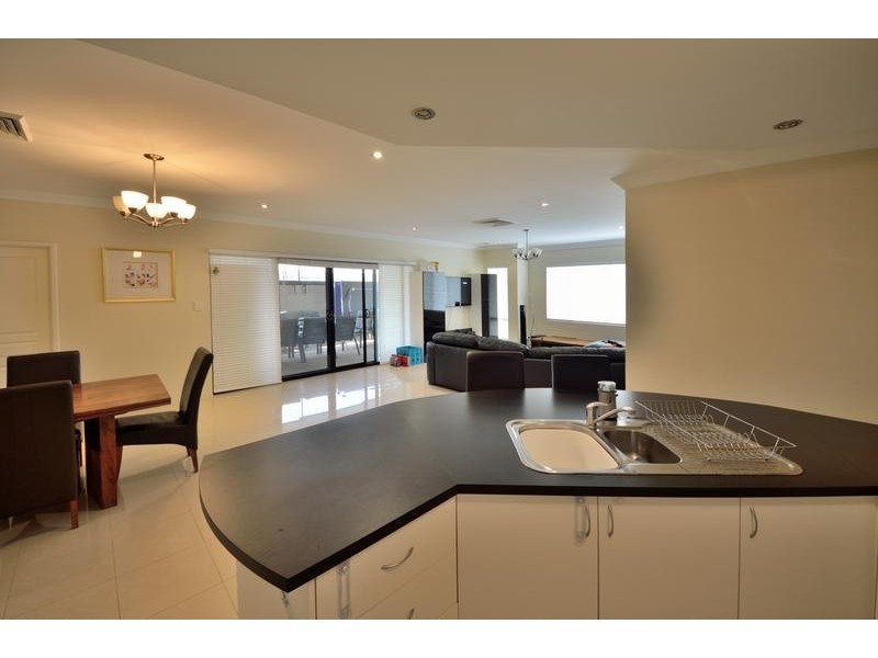 17 Halcyon Way, Atwell WA 6164