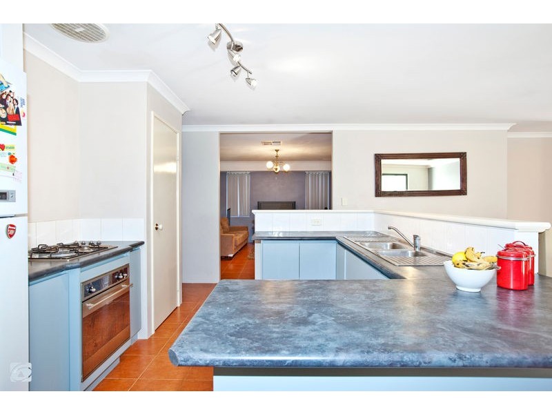 13 Sheffield Bend, Success WA 6164
