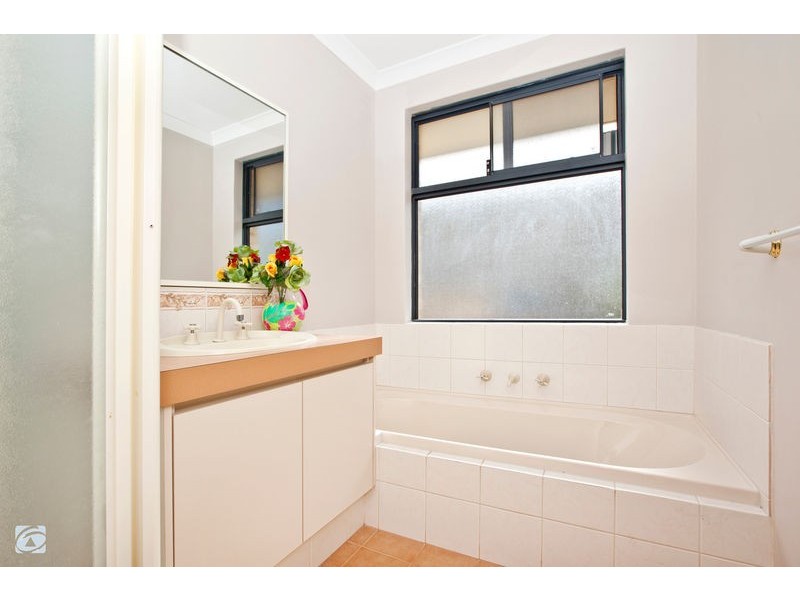 13 Sheffield Bend, Success WA 6164