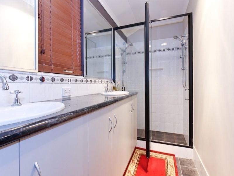 15 Sheffield Bend, Success WA 6164