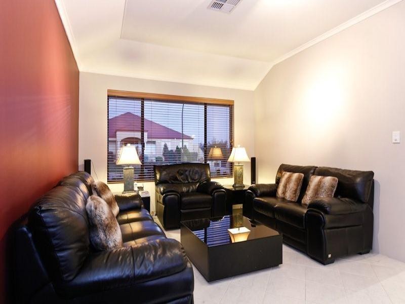 15 Sheffield Bend, Success WA 6164