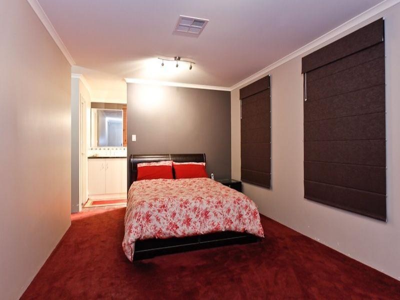 15 Sheffield Bend, Success WA 6164