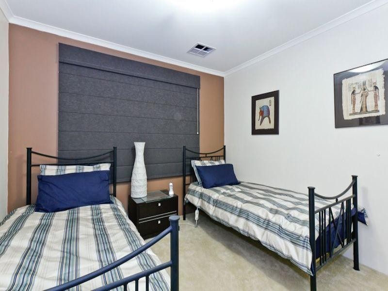 15 Sheffield Bend, Success WA 6164
