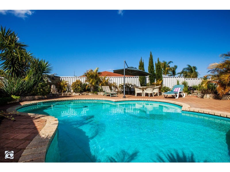 5 Poinsettia Grove, South Lake WA 6164