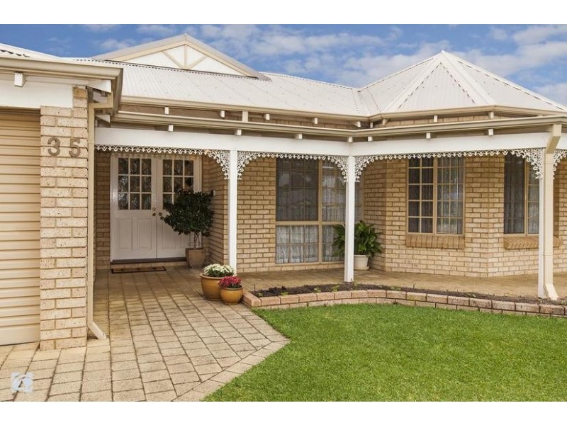 35 McKivett Cres, Leeming WA 6149