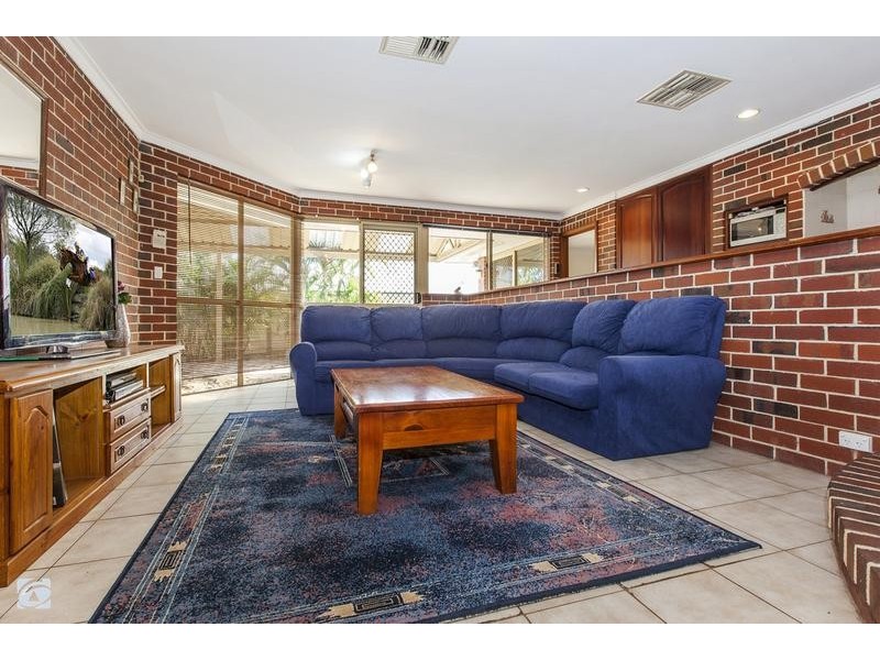 10 Thatched Court, Bibra Lake WA 6163