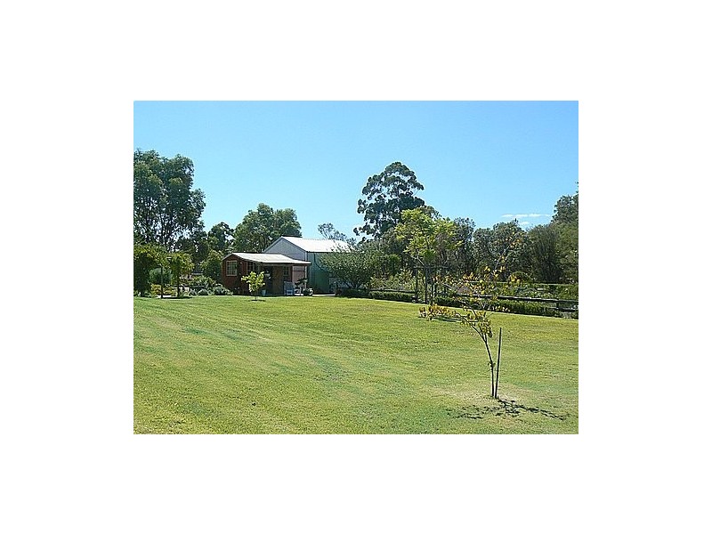 33 Holmes Road, Oakford WA 6121