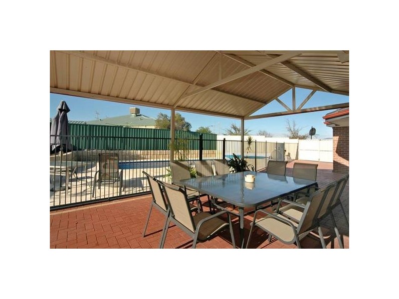 8 Ledden Court, Success WA 6164