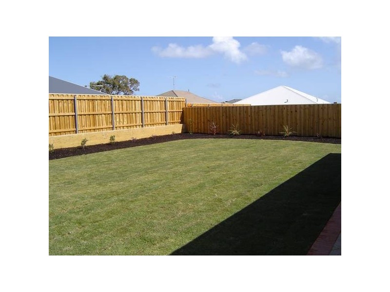 18 Poinsettia Green, Halls Head WA 6210