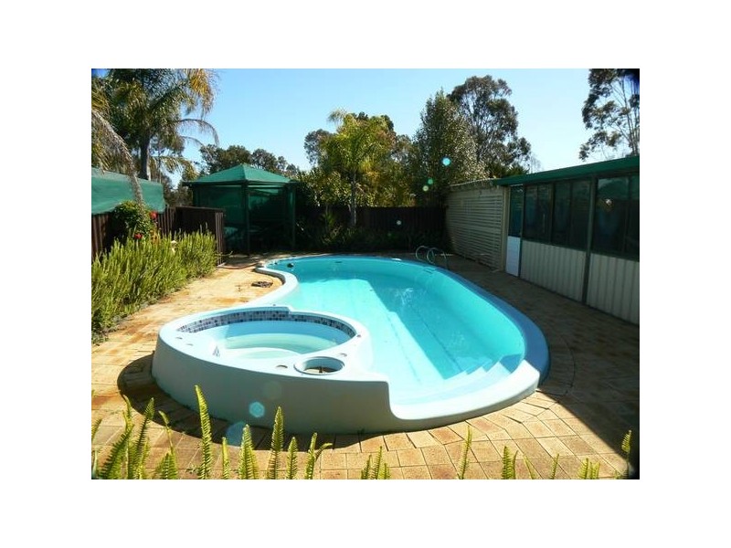 4 Britton Place, Wandi WA 6167