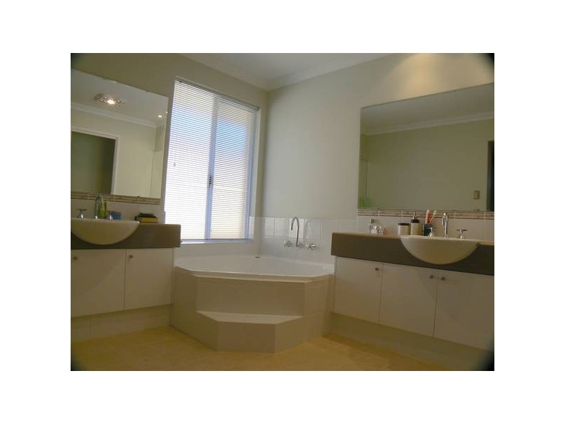 18 Aurora Drive, Atwell WA 6164