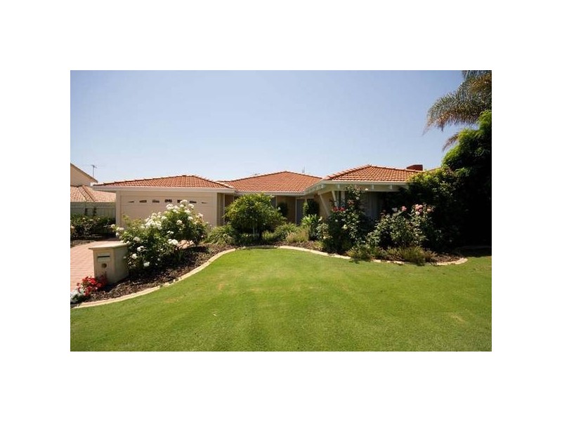 16 Derwent Crescent, Success WA 6164