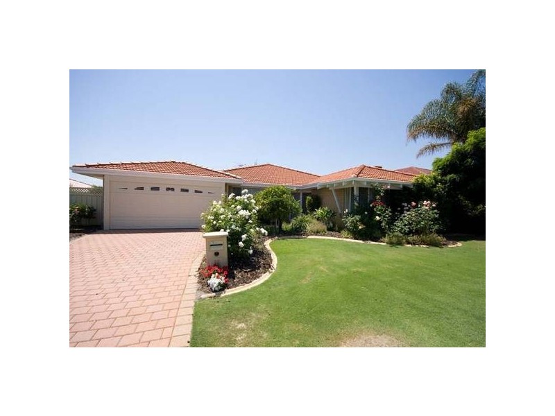 16 Derwent Crescent, Success WA 6164